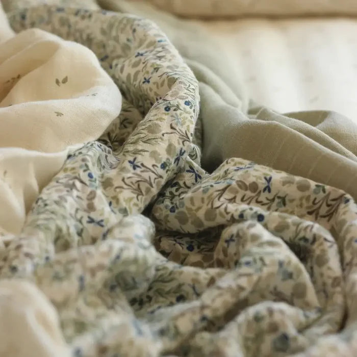 Quel âge pour bébé dormir avec couverture ?