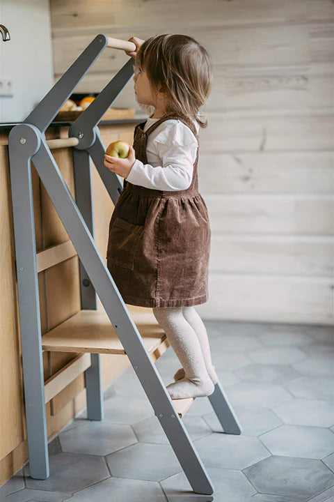 Petite fille debout sur les marches d'une tour d'observation