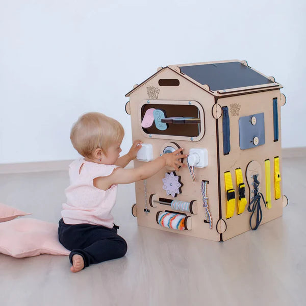 Quels jeux Montessori pour bébé 1 an ?