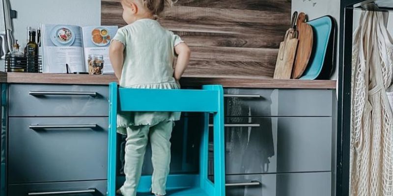 Montessori Tour d'assistance de cuisine pliable pour tout-petits et enfants,  tour d'apprentissage Montessori (blanc) : : Cuisine et Maison