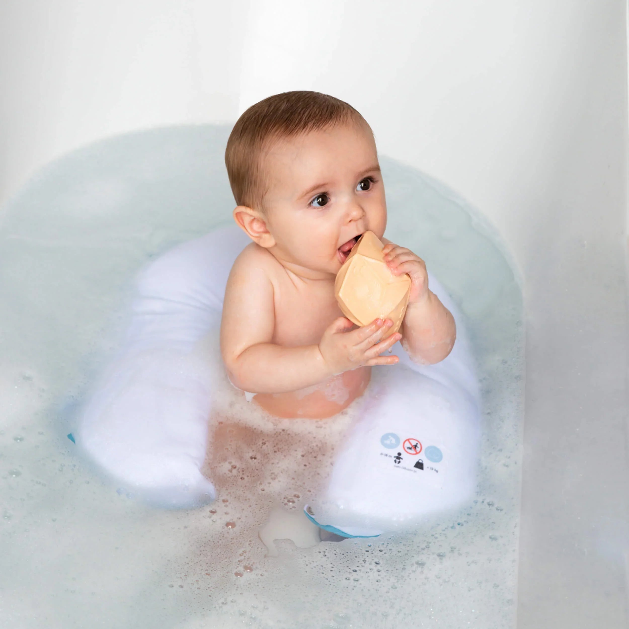 Choisir entre la baignoire ou le transat pour le bain de bébé