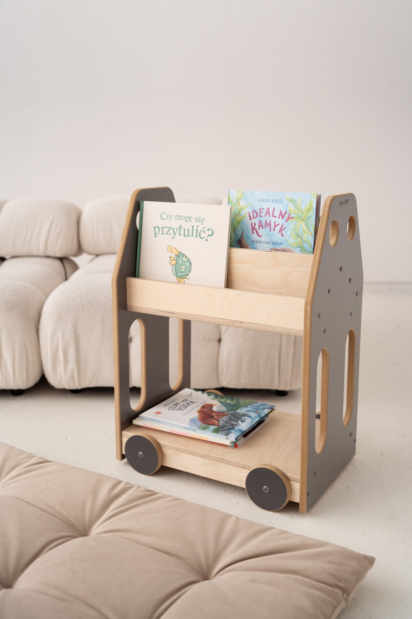 Bibliothèque voiture Montessori