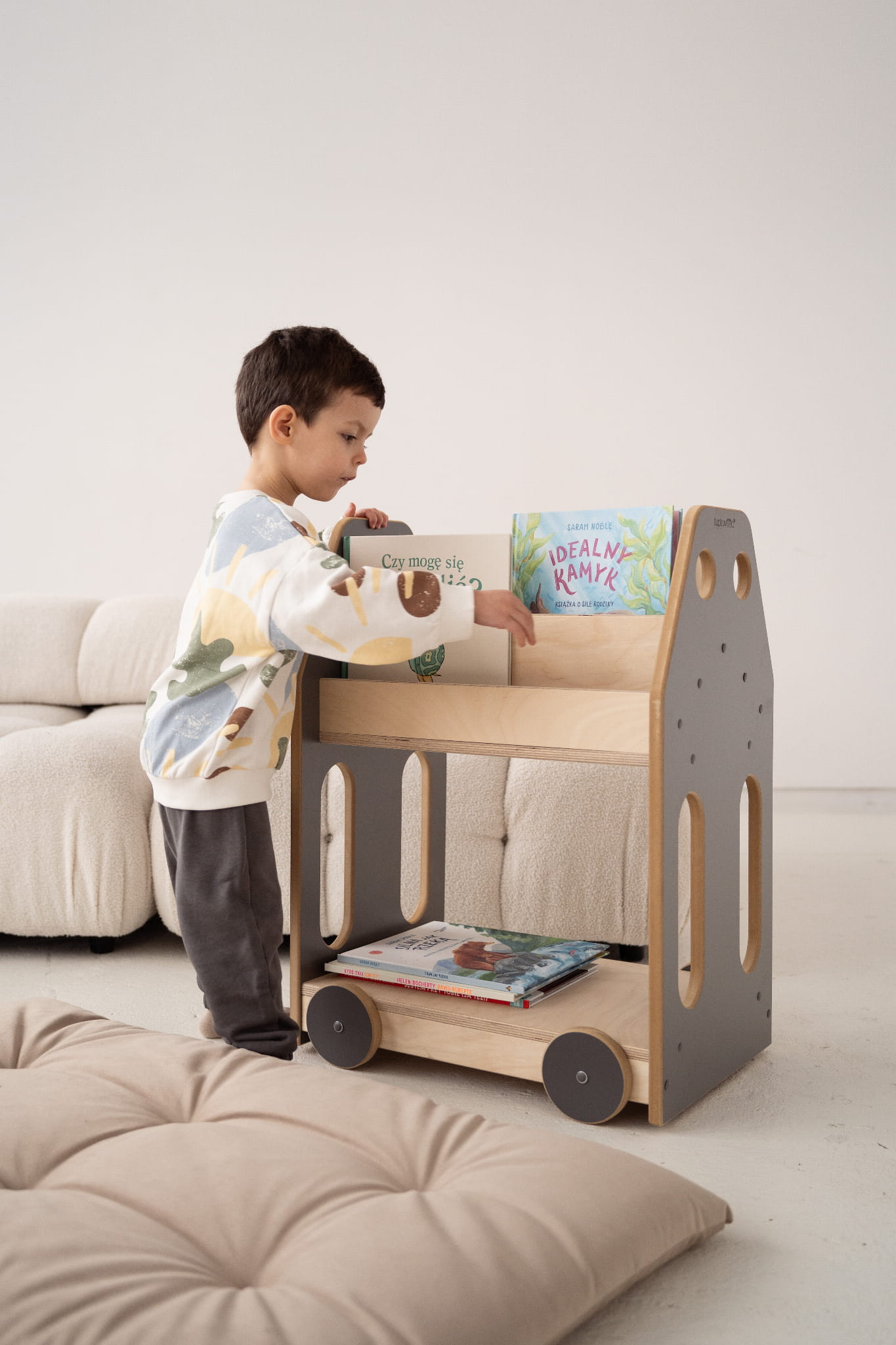 Bibliothèque voiture Montessori