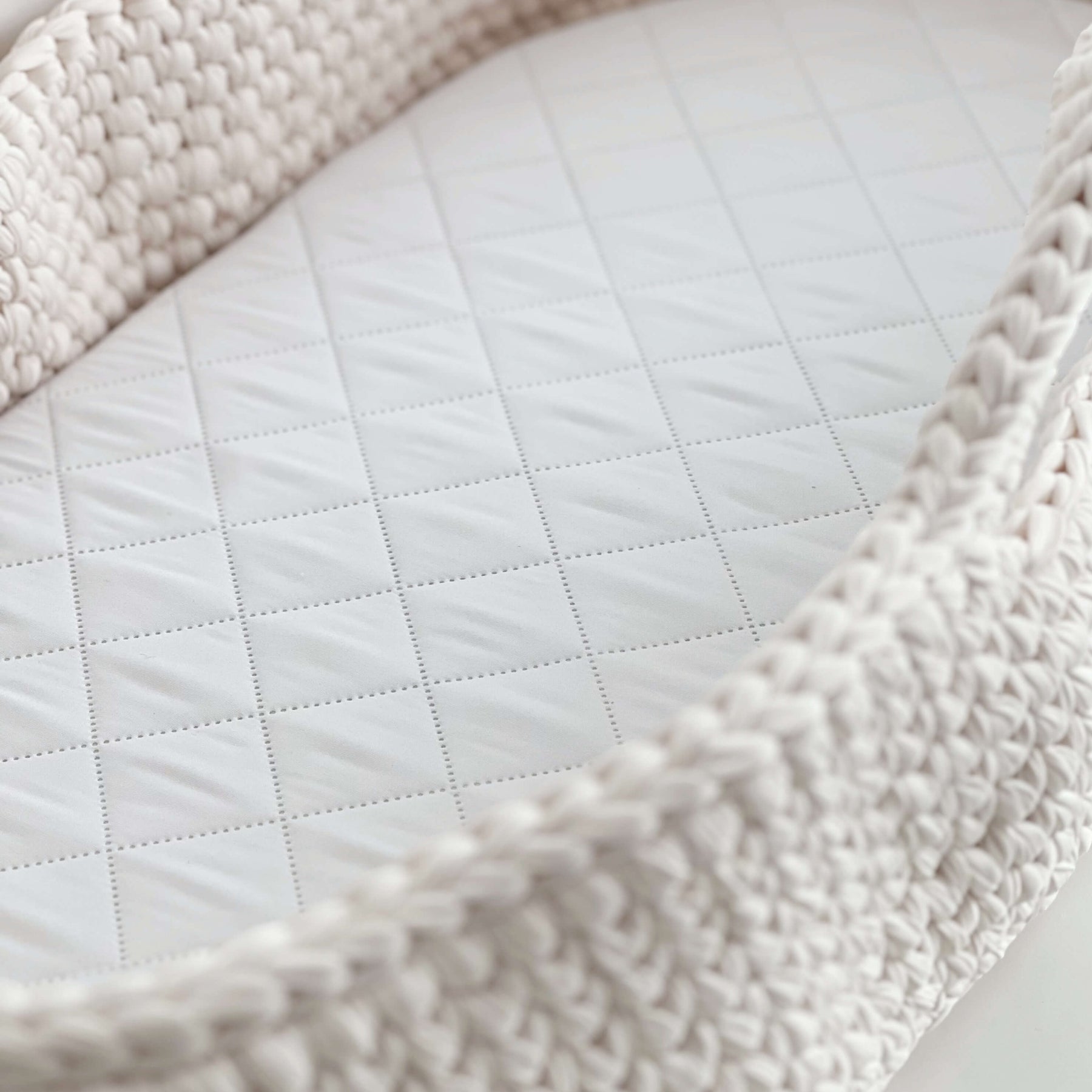 Couffin en crochet avec matelas Jade - Changing Mats & Trays par Babykare