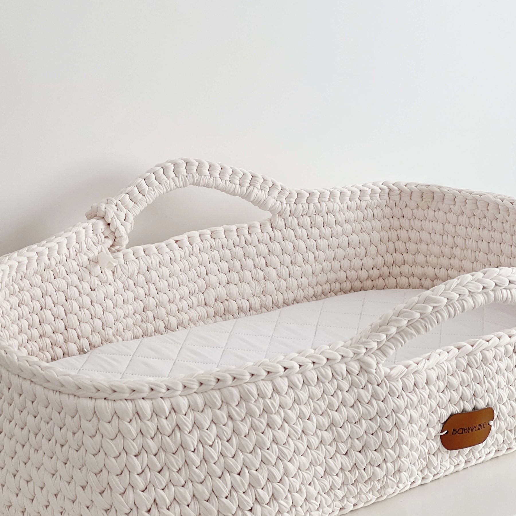 Couffin en crochet avec matelas Jade - Changing Mats & Trays par Babykare