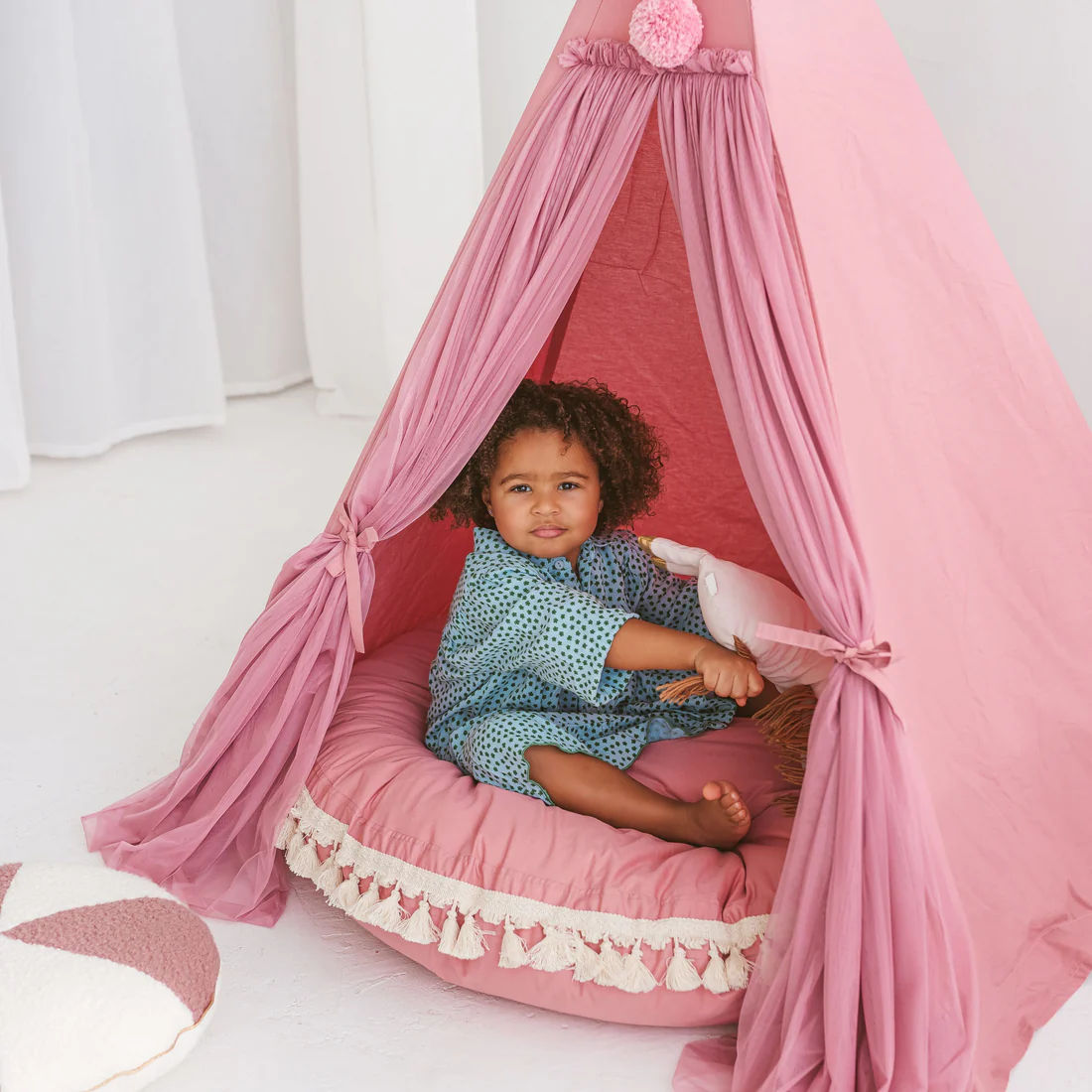 Grand coussin de sol avec pompons