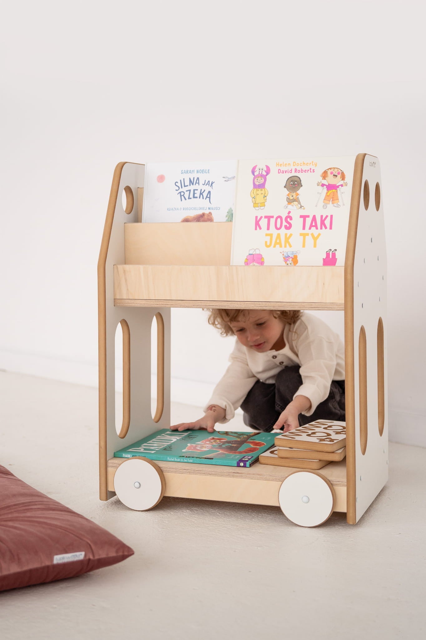 Bibliothèque voiture Montessori