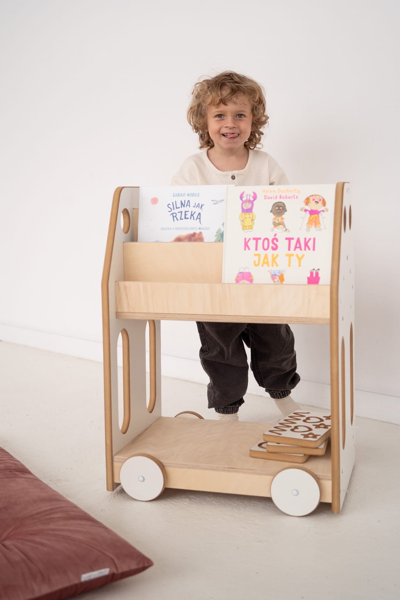 Bibliothèque voiture Montessori