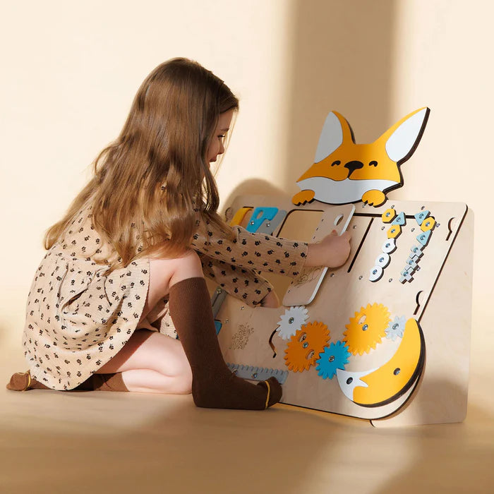 Petite fille jouant avec une planche d'activités méthode Montessori | Babykare.fr