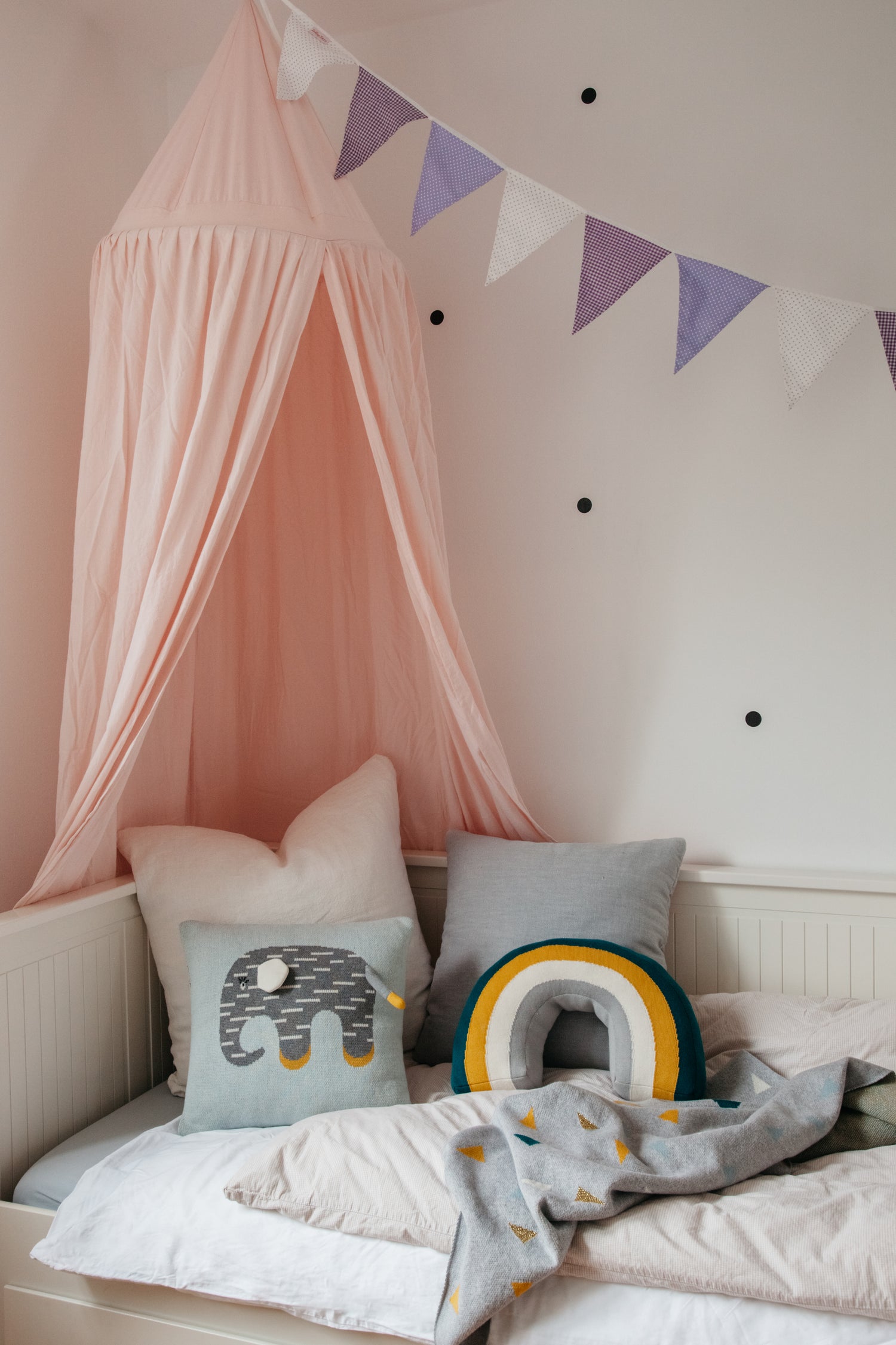 Un ciel de lit pour décorer la chambre de bébé, que ce soit son espace de sommeil ou de jeux