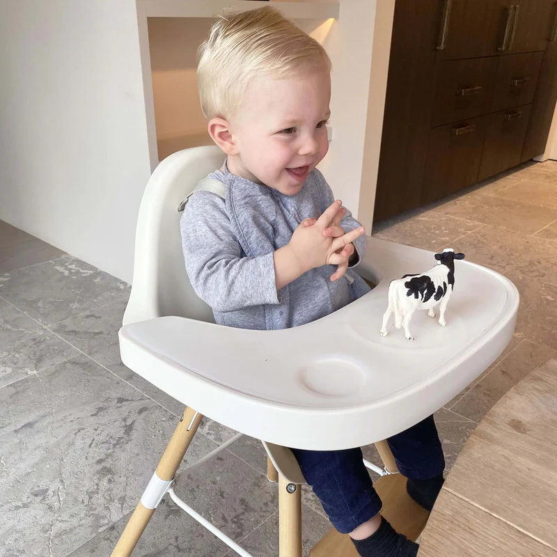 A quel âge je peux passer bébé de la chaise-haute au rehausseur de table ?  