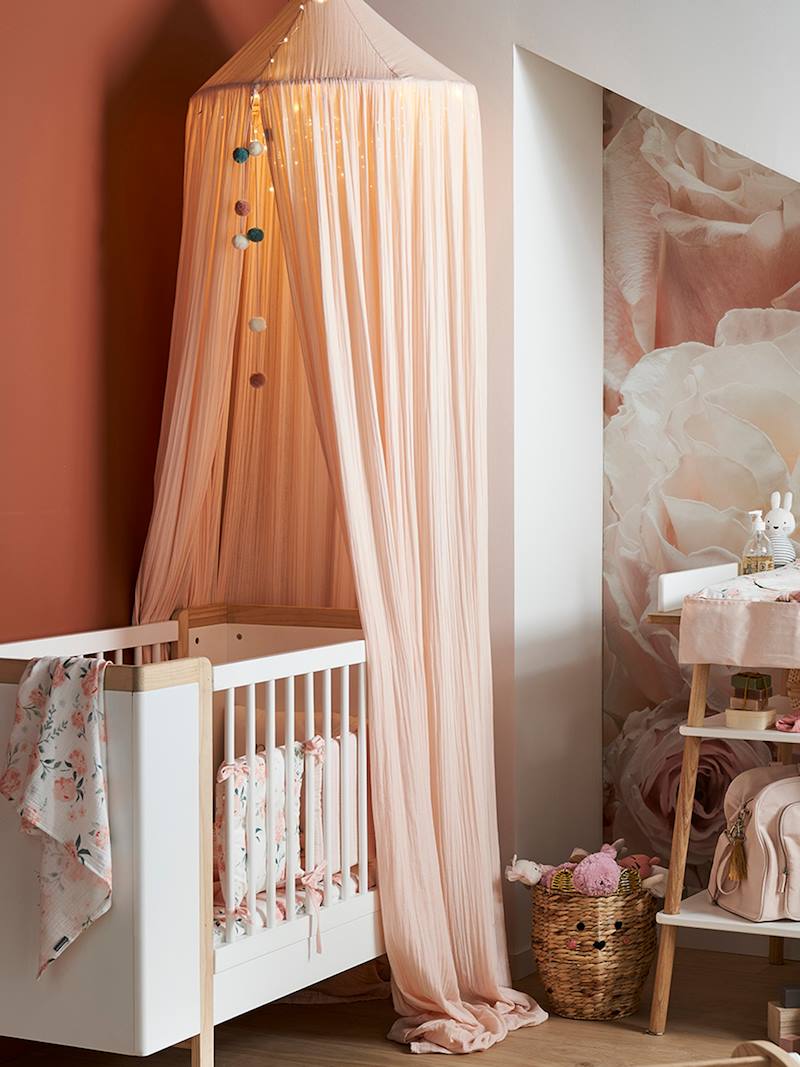 Image d'un berceau avec un ciel de lit dans la chambre d'un bébé Babykare.fr