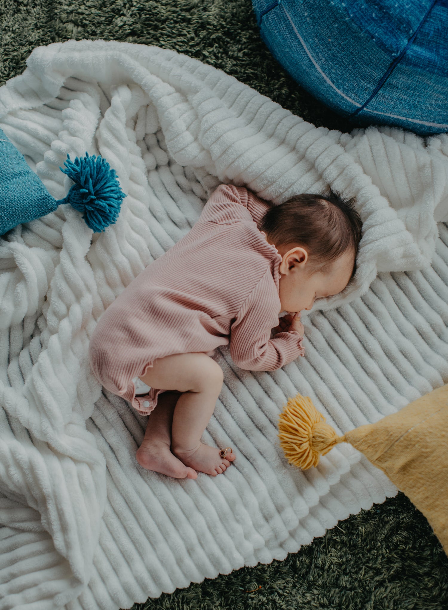 Un bébé couvert d'une serviette sur la tete | Babykare.fr