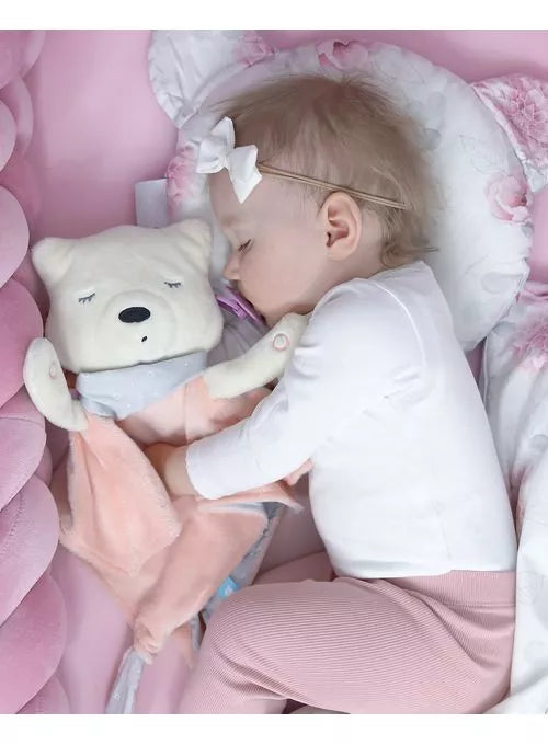 Bébé dort dans son berceau dans sa propre chambre d'enfant. Pourquoi bébé doit dormir dans son lit ? Cela améliore sa croissance et son adaptation au niveau des nuits dans son nouvel environnement.