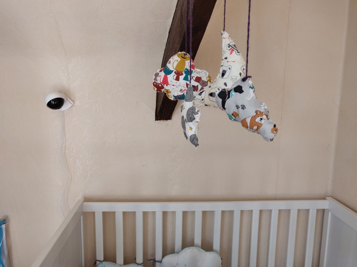 Babyphone suspendu au mur pour la surveillance durant le sommeil de votre bébé