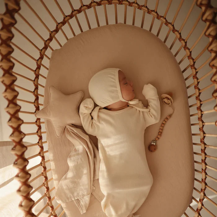 Un bébé endormi dansun berceau | Babykare.fr
