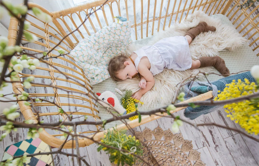 Un bébé allongé dans un berceau | Babykare.fr