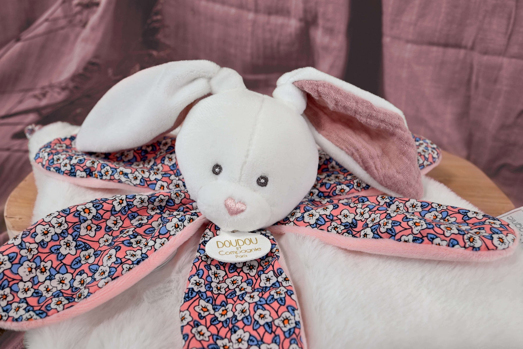 Jeux et Jouets - Doudou lapin blanc rose à 19,90 €TTC