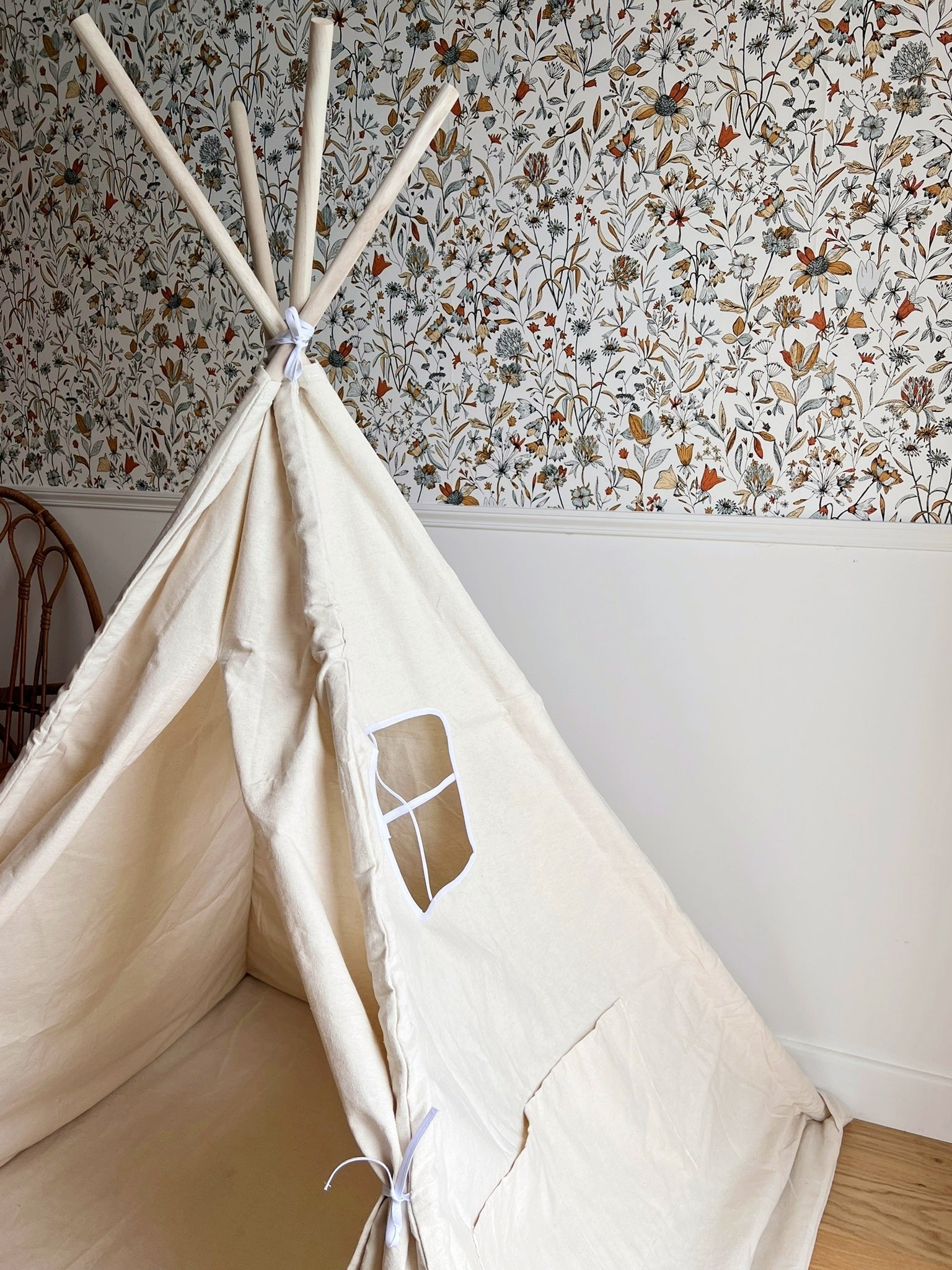 Tipi B enfant avec tapis avec guirlandes