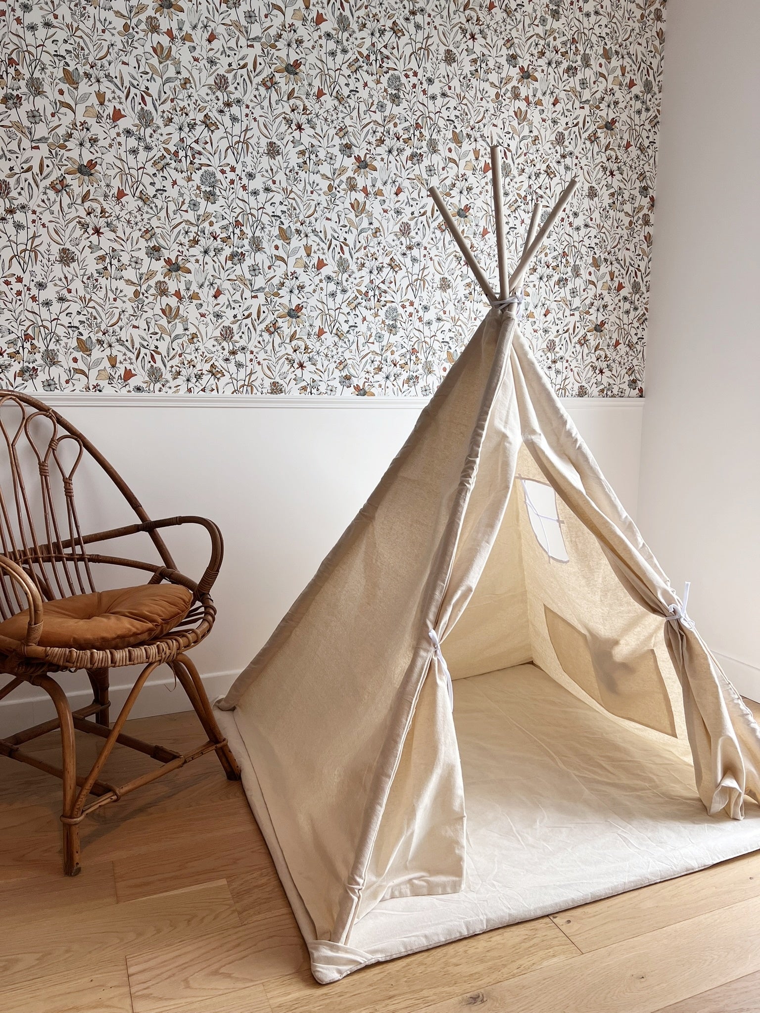 Tipi B enfant avec tapis avec guirlandes