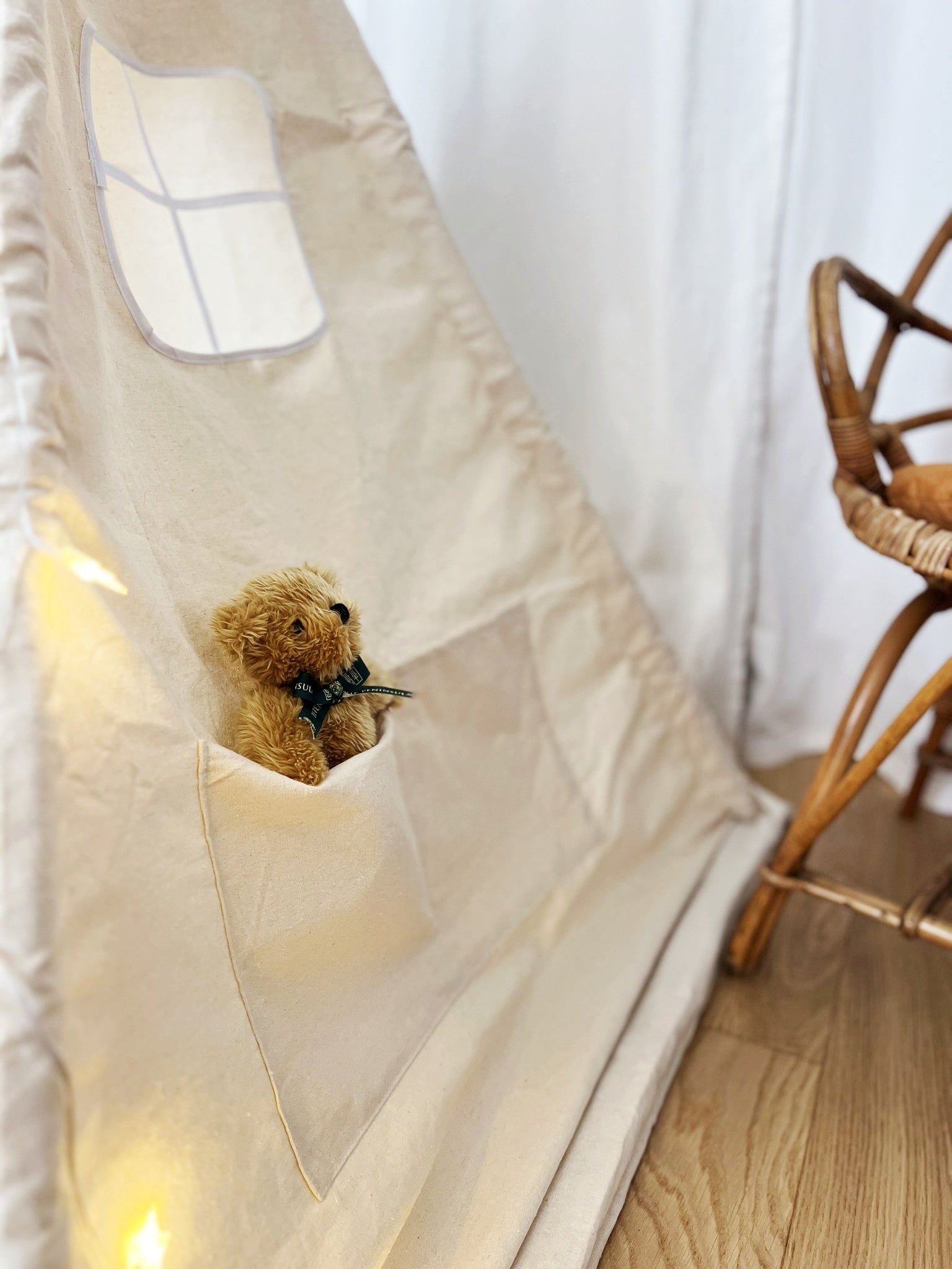 Tipi B enfant avec tapis avec guirlandes
