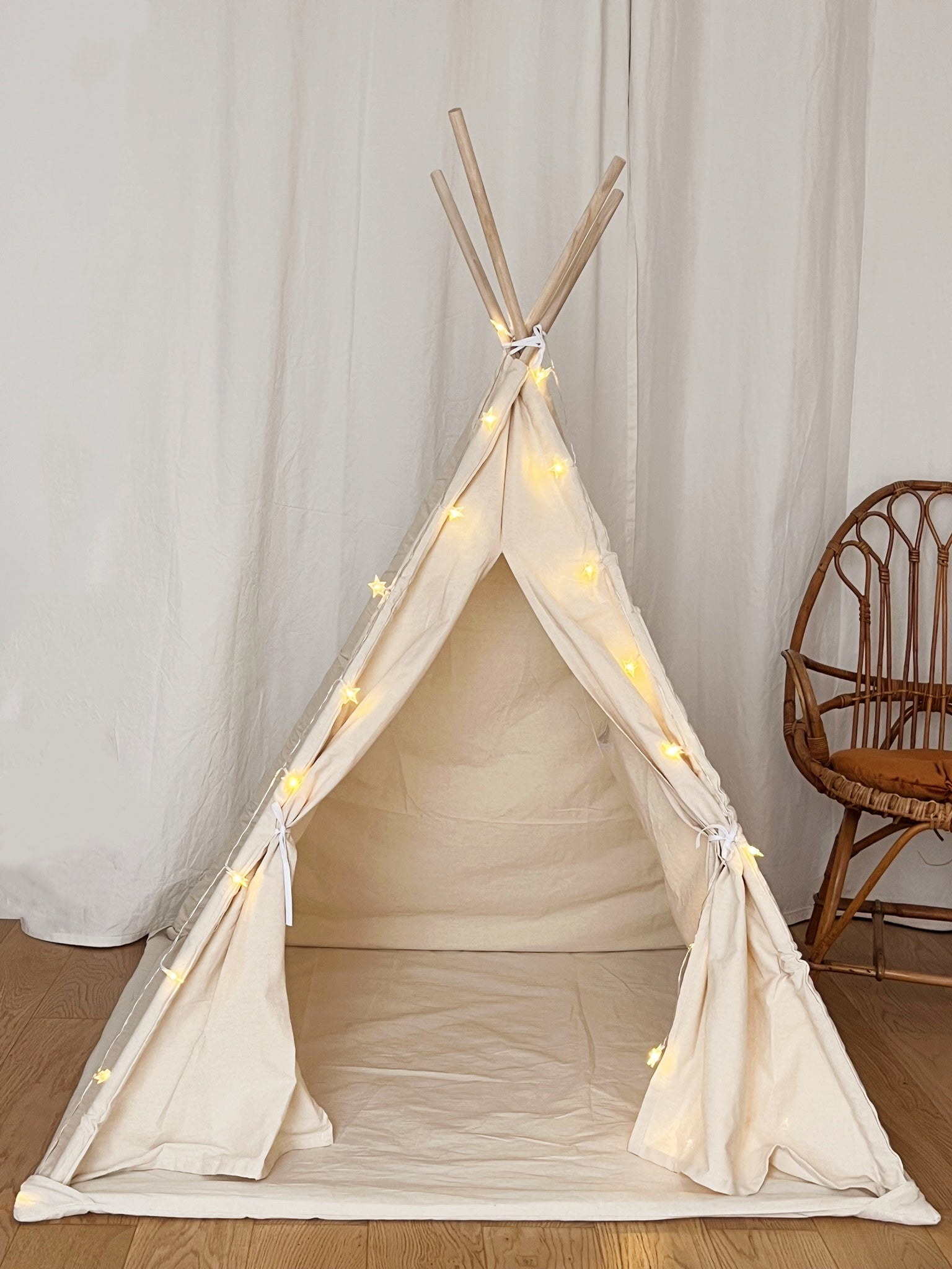 Tipi B enfant avec tapis avec guirlandes