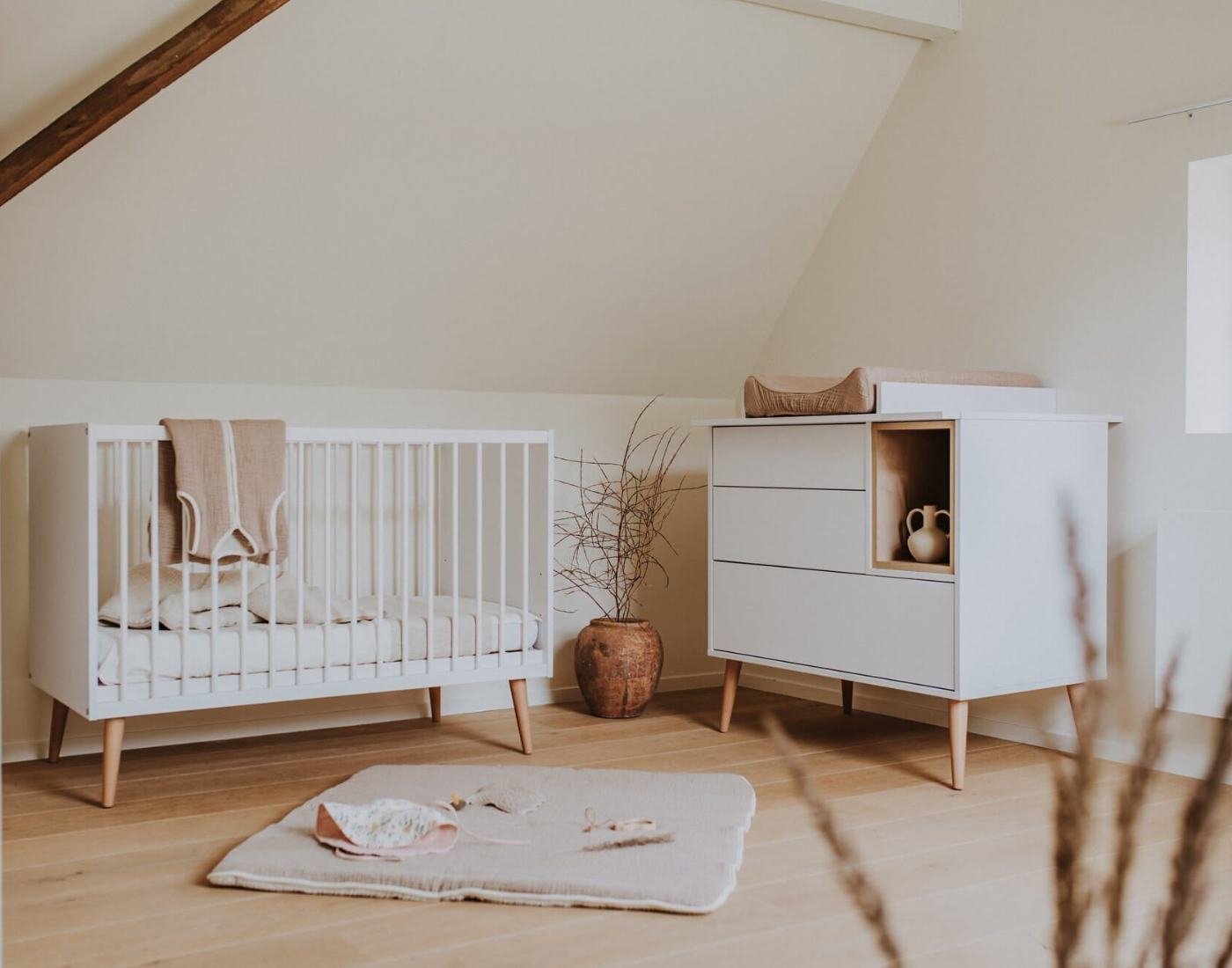 Chambre complète lit bébé commode à langer et armoire Seventies Bois et  blanc