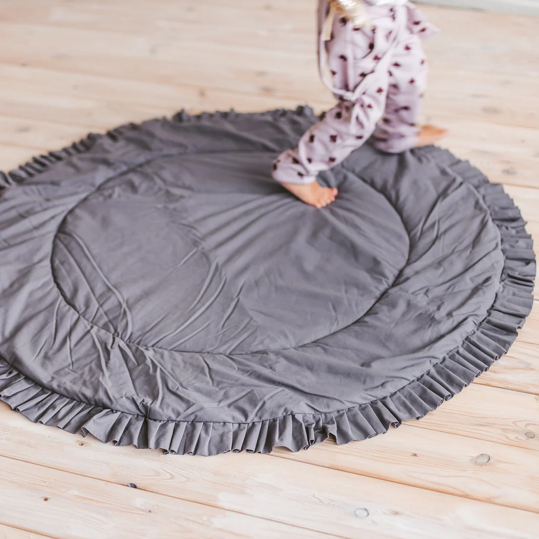 Tapis de jeux avec bordure à volants en gris