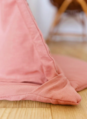 Tipi enfant avec tapis et guirlandes