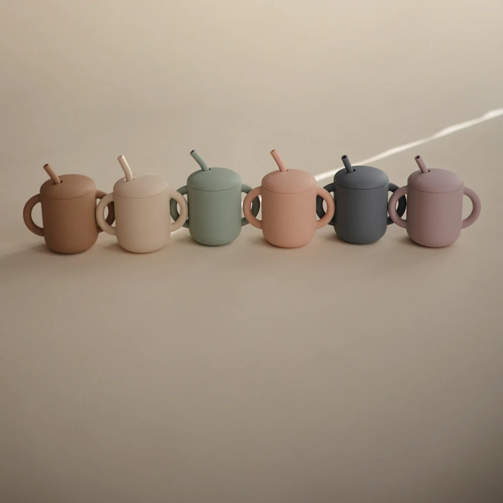 Gobelet d'apprentissage en silicone rose avec paille Mushie - Sippy Cups par Mushie